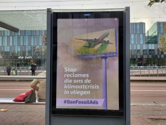 Posters in bushokjes Delft met een oproep van actiegroepen aan gemeente: ‘stop met vliegreclames’