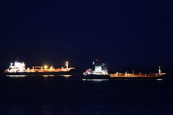Twee olietankers bij nacht. Foto ter illustratie.