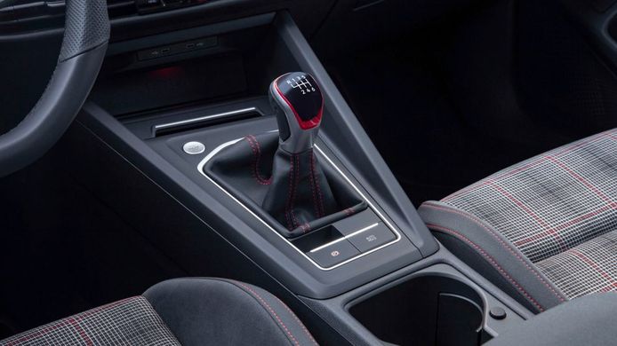 De handbak van een Volkswagen Golf GTI.