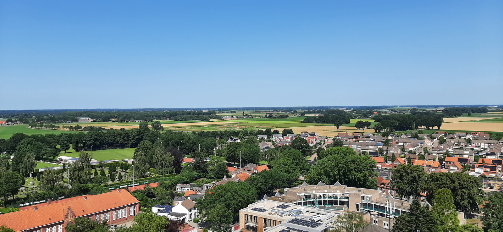 Het Kasteel van Wouw, gezien vanaf de toren van de Lambertuskerk