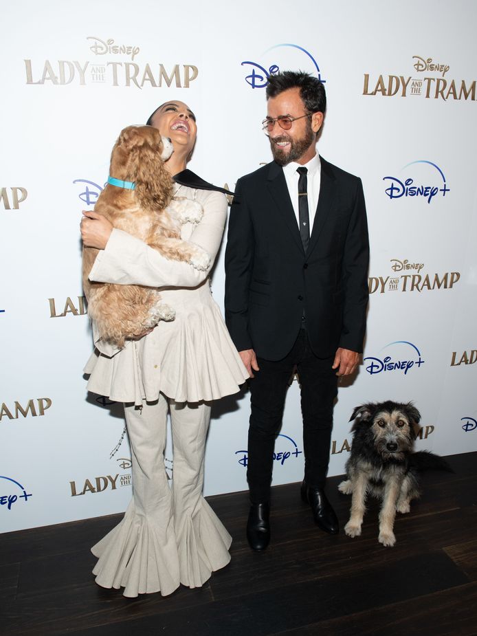 Tessa Thompson en Justin Theroux, met de hondjes waarvan ze de stemmen vertolken.