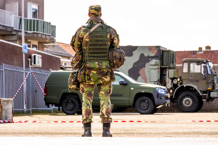 Zwaarbewapende militairen oefenen een week lang in Helmond.