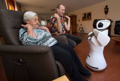 Een bijzondere gast bij Liemerije: Sara vermaakt bewoners én personeel