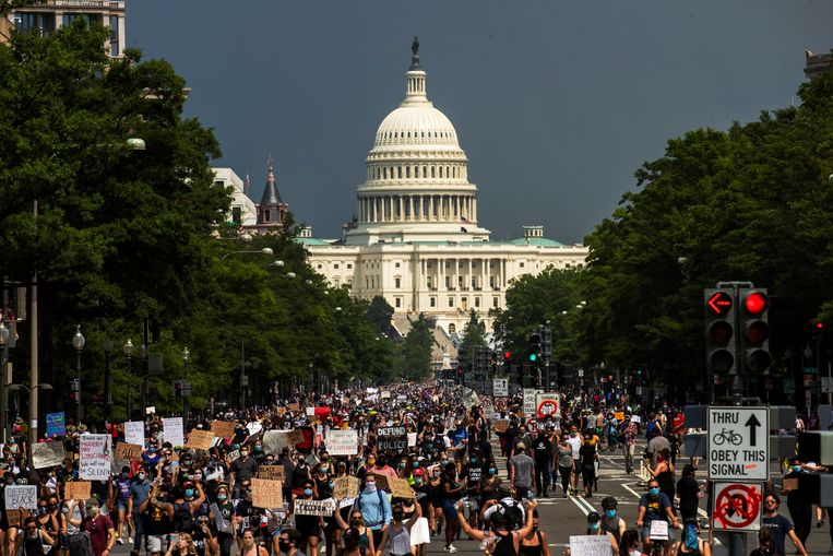Demonstranten lopen vanaf het Capitool richting het Witte Huis tijdens een protest tegen de dood van George Floyd in Washington D.C. Beeld Reuters