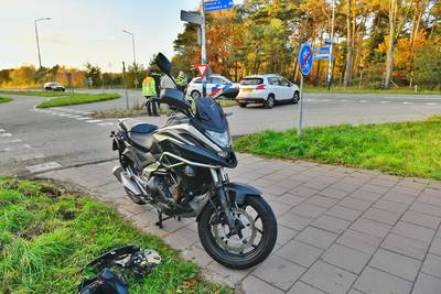 Motorrijder geschept door auto in Leende