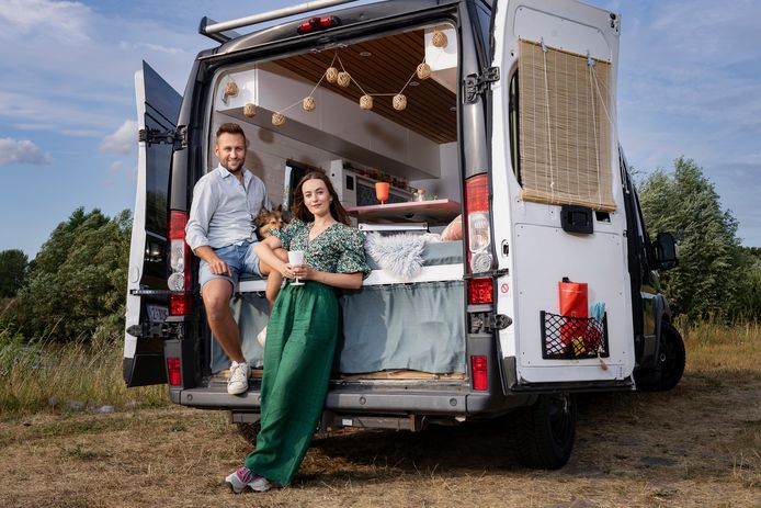 Pauline Grossen en haar vriend Ramses Broucke bouwden een geblutste bestelwagen op tot een comfortabele camper op maat.