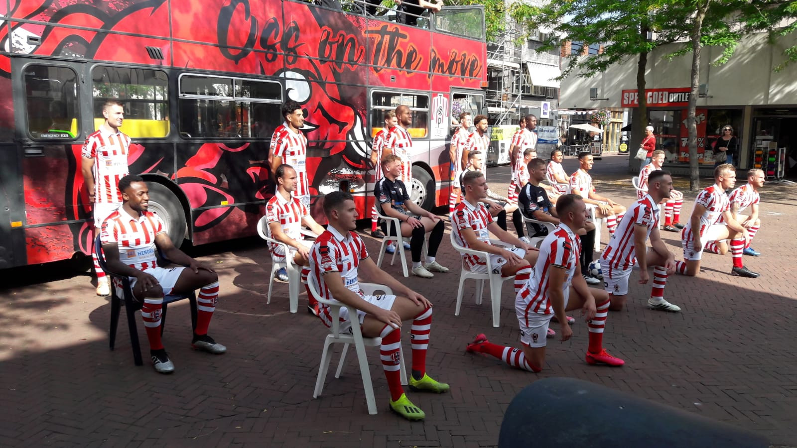 En dan komt op het Walplein de aap uit de mouw; nieuwe hoofdsponsor voor TOP Oss Foto AD.nl