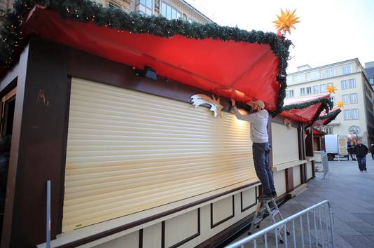 Beeld van de opbouw van de kerstmarkt in Keulen.