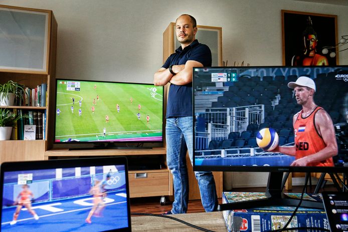 Humphrey van Asdonck kijkt thuis via meerdere schermen naar de Olympische Spelen in Tokyo.