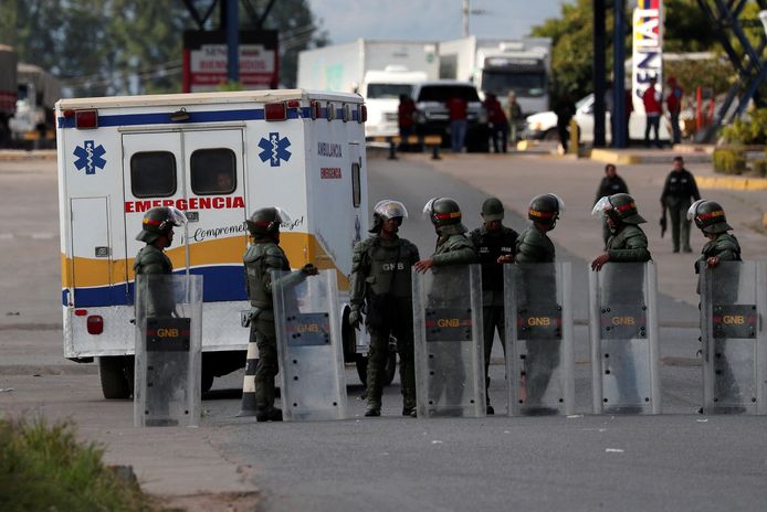Een ambulance brengt gewonden naar het ziekenhuis na het incident aan de grens met Brazilië.