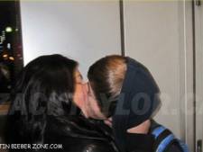 Justin Bieber embrasse une fan goulûment