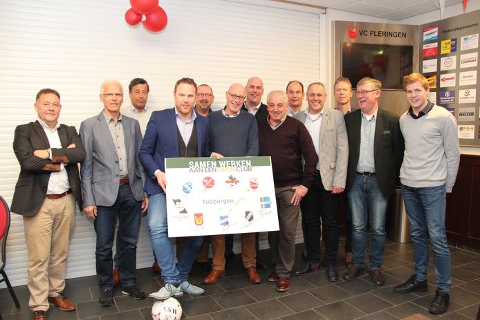 Wethouder Roy de Witte (met voet op de bal) en de vertegenwoordigers van alle voetbalclubs uit de gemeente Tubbergen.