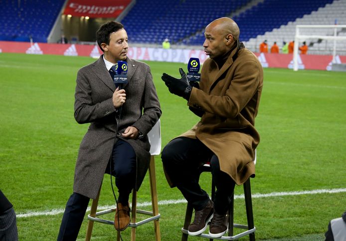 Thierry Henry, T2 van de Rode Duivels, was zondag in Lyon de analist voor Amazon Prime. Hier spreekt hij met Pablo Longoria, voorzitter van Marseille.