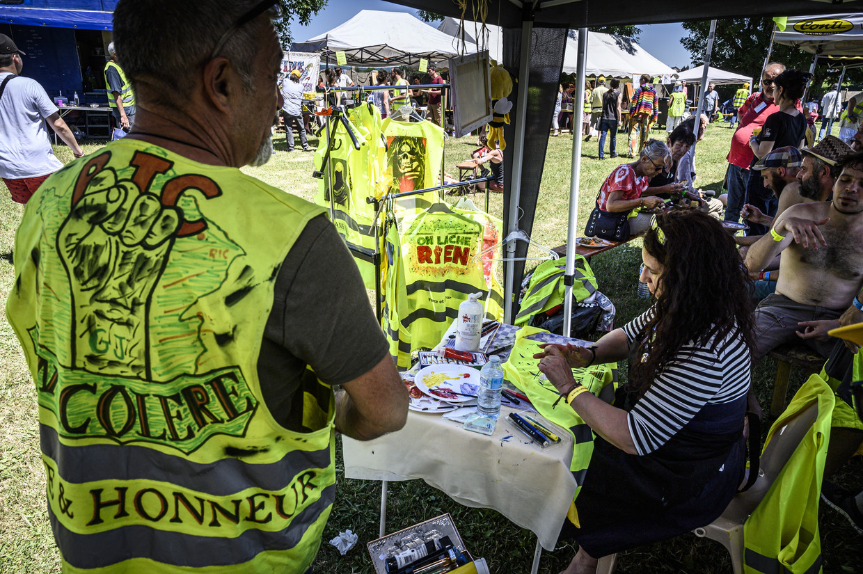 Juni 2019, op een bijeenkomst in Montceau-les-Mines worden gele hesjes van activisten versierd. Inmiddels komen er niet veel mensen meer op de bijeenkomsten af.  Beeld ANP