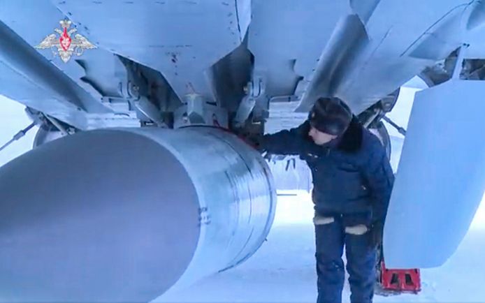 Een technicus inspecteert de beruchte Russische Kinzjal-raket die bevestigd is aan een MiG-gevechtsvliegtuig.