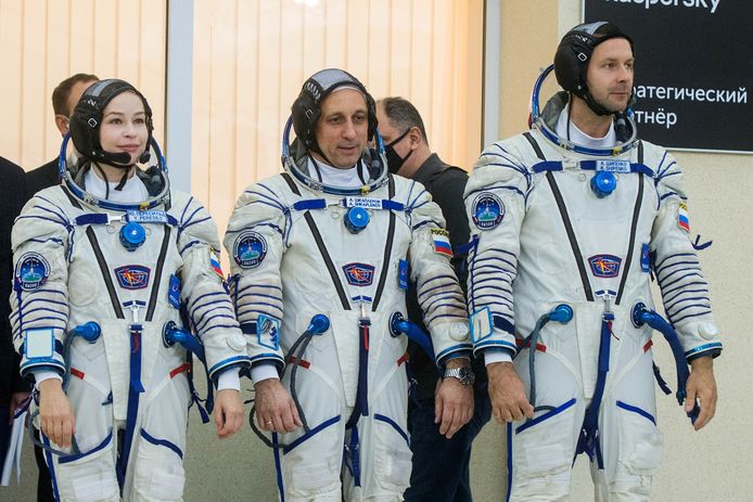 Bemanningsleden actrice Julia Peresild, commandant Anton Shkaplerov en regisseur Klim Shipenko tijdens een trainingssessie ter voorbereiding van hun ruimtereis.