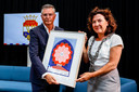Algemeen directeur Martin van Geel ontving uit handen van loco-burgemeester Marcelle Hendrickx de allereerste Tilburgse Ereprent, een nieuwe gemeentelijke onderscheiding.