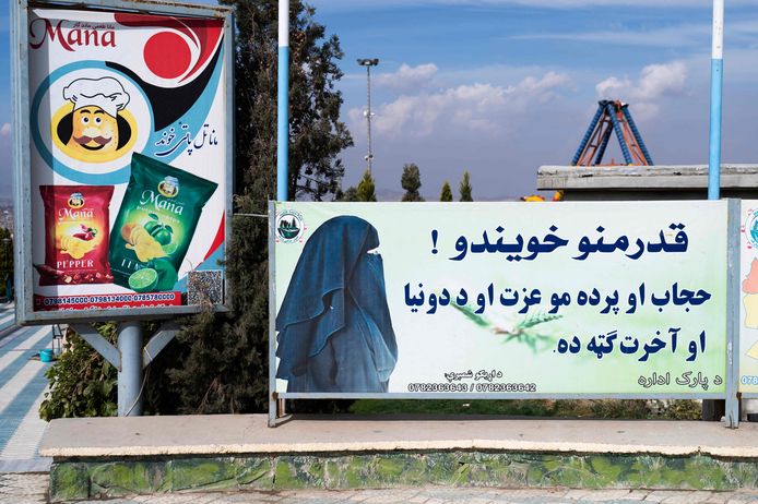 Deze foto is genomen op 9 november in Kaboel. Op de poster staat: 'Beste zusters, de hijab en sluier zijn uw waardigheid en zijn in uw voordeel in deze wereld en in het hiernamaals.'