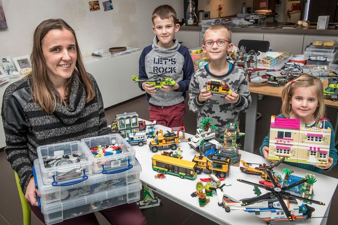 Saskia Buyse showt samen met haar kinderen/vennoten Brent, Lennert en Jente het huurmateriaal van Lego.