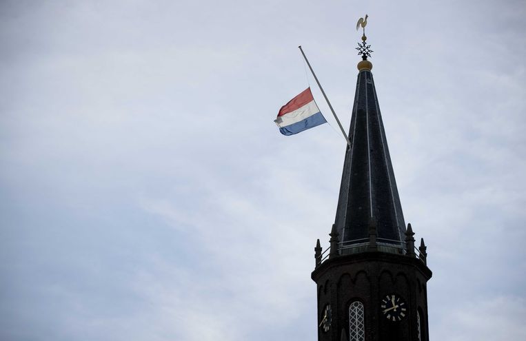 De vlag hangt halfstok op de Grote Kerk in Alblasserdam, 13 mei.  Beeld Sem van der Wal / ANP