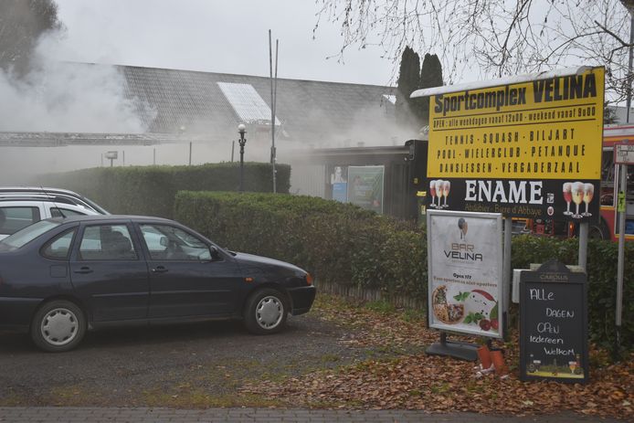De brandweer had heel wat werk om de brand onder controle te krijgen.