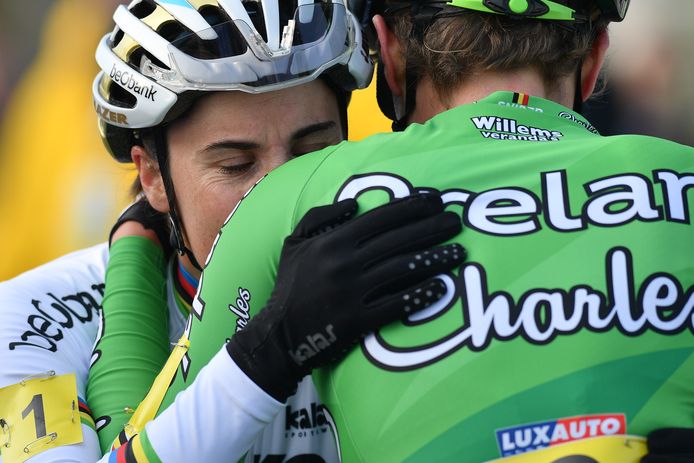 Sanne Cant valt in de armen van Loes Sels.