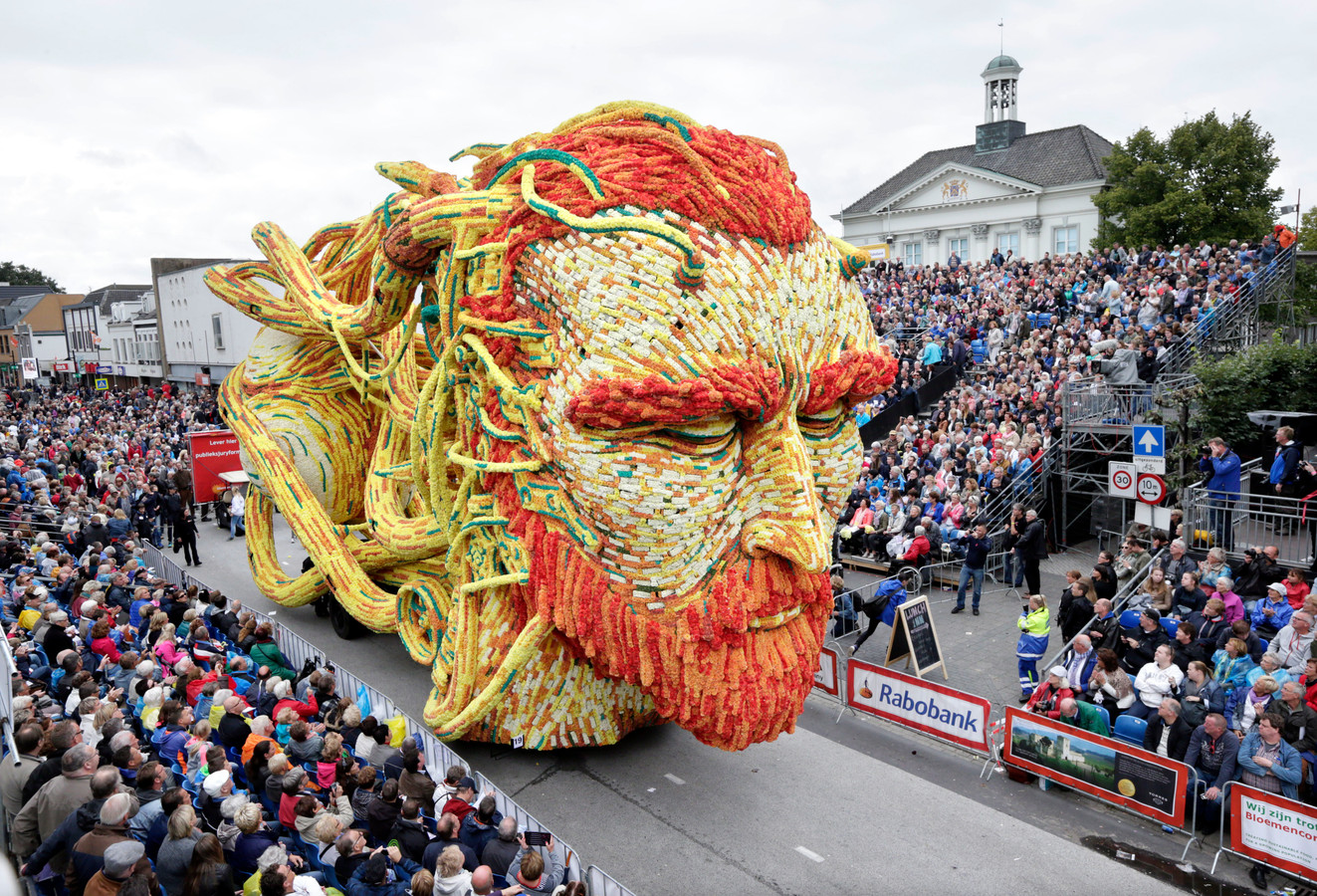 Bloemencorso in Zundert. Ter ere van de sterfdag van Vincent van Gogh had het corso hem als thema van het jaarlijkse bloemencorso.