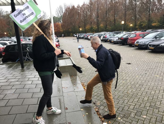 Milieudefensie wil duurzame melk en deelt melkpakken uit ...