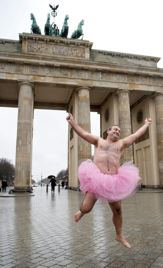 Krachtcel Schaduw Ham Man maakt foto's in roze tutu om zieke vrouw te steunen | Foto | AD.nl