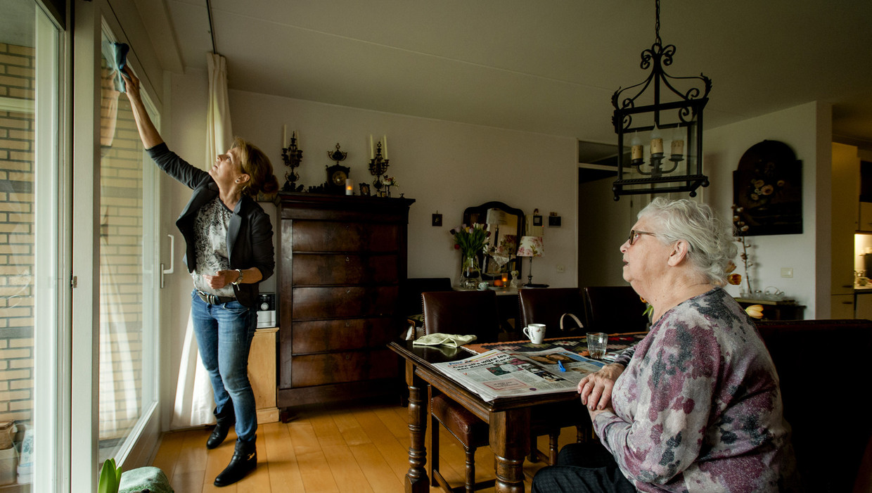 Een medewerkster van thuiszorgorganisatie Buurtzorg verzorgt de woning van mevrouw De Jong. Beeld anp