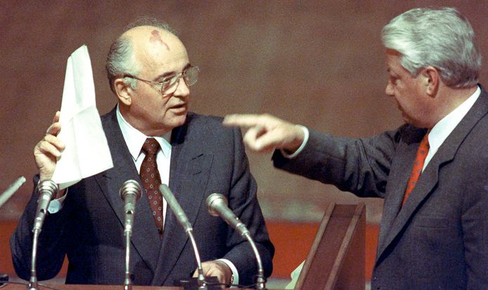 Gorbatsjov met voormalig Russisch president Boris Jeltsin tijdens een zitting van het Russisch federaal parlement in 1991.