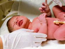 Na het bevallen de navelstreng direct doorknippen? Doe maar niet, adviseren deze deskundigen