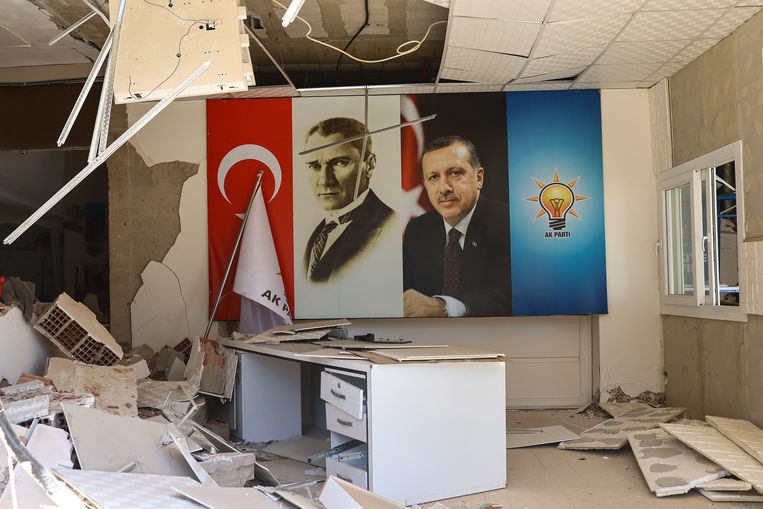 Getroffen gebouw met afbeeldingen van afbeeldingen van Ataturk en Erdogan. Beeld ANP / EPA
