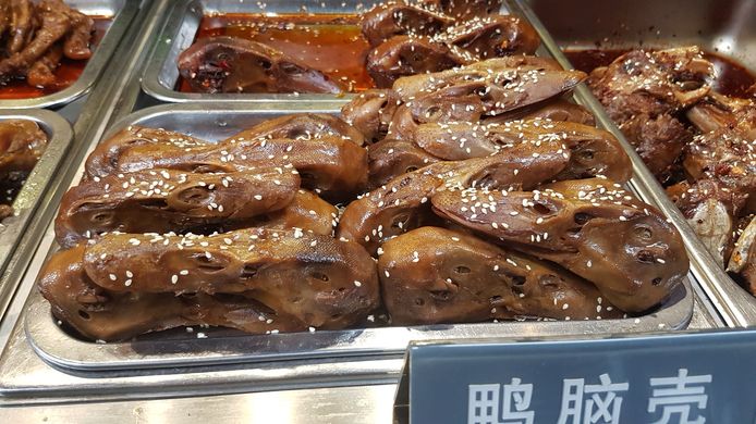 Gefrituurde eendenkop is vooral in China een bekende, populaire snack.
