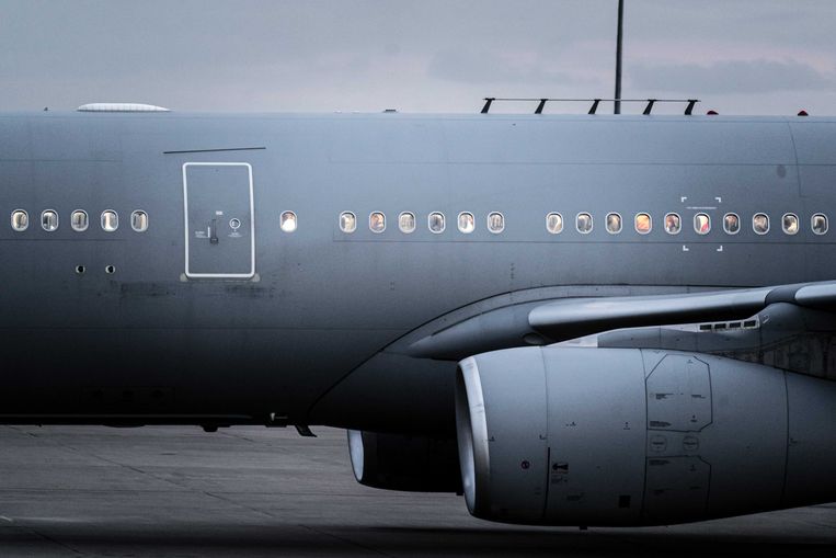 Een toestel met militairen en ambassademedewerkers uit Afghanistan landt in augustus 2021 op Eindhoven Airport.
 Beeld ANP