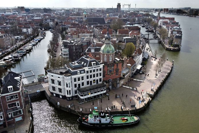 Luchtfoto van het Groothoofd in Dordrecht, met op de achtergrond de Grote Kerk en Zwijndrechtse brug.