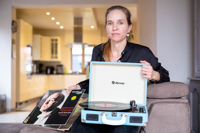 Isabel gaat als Isa Belt Aan en gewapend met vinyl platen langs bij ouderen