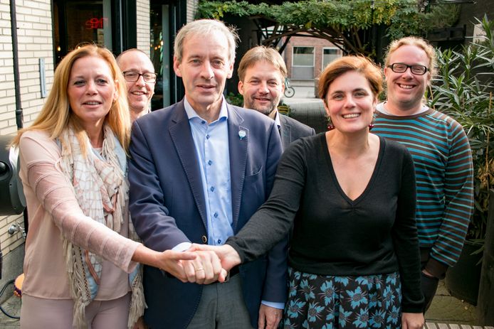 Burgemeester Lieven Dehandschutter (N-VA) met Ine Somers (Open Vld) en Sofie Heyrman (Groen), met achter hen de drie partijvoorzitters Geert Van Drom, Hans Van Landeghem en Tim De Roeck.