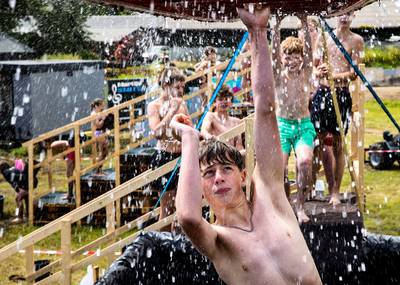 Modderig van top tot teen en met een lach van oor tot oor; bij zeskamp in Liessel is het voor iederé