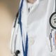 Farmaceut én arts moeten transparanter zijn
