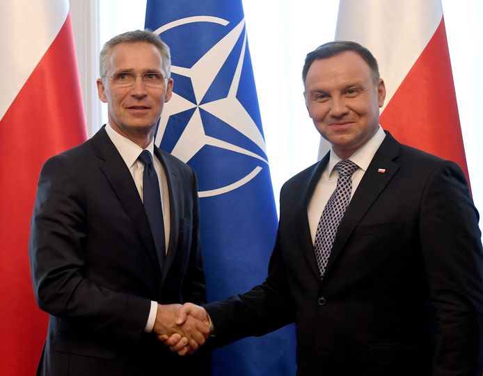 Jens Stoltenberg schudt de hand van de Poolse president Andrzej Duda.