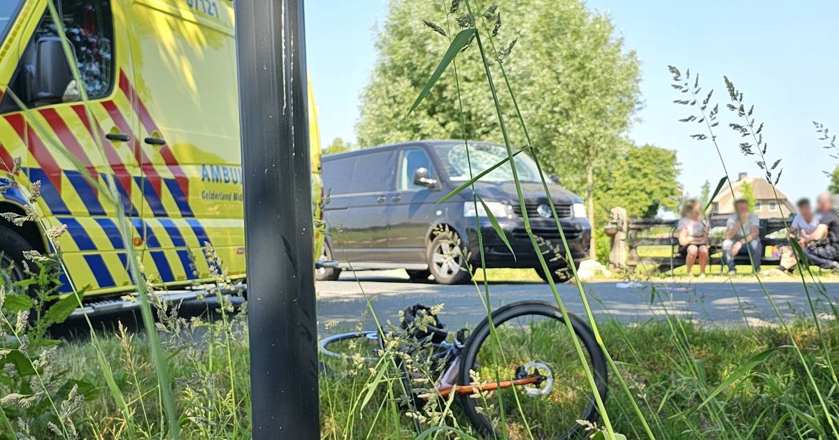 Fietser zwaargewond bij aanrijding bij Lunteren, trauma-arts ingevlogen met helikopter.