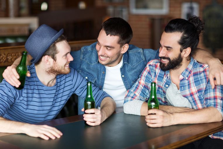 Het is een beschreven fenomeen dat mannen hun vriendschappen meer ‘schouder aan schouder’ beleven. Met je ‘broers’ drink je bier en spoel je dat door met zwans en zever. Je feest hard, maakt een avontuurlijke roadtrip, sport de tering uit je lijf.  Beeld thinkstock
