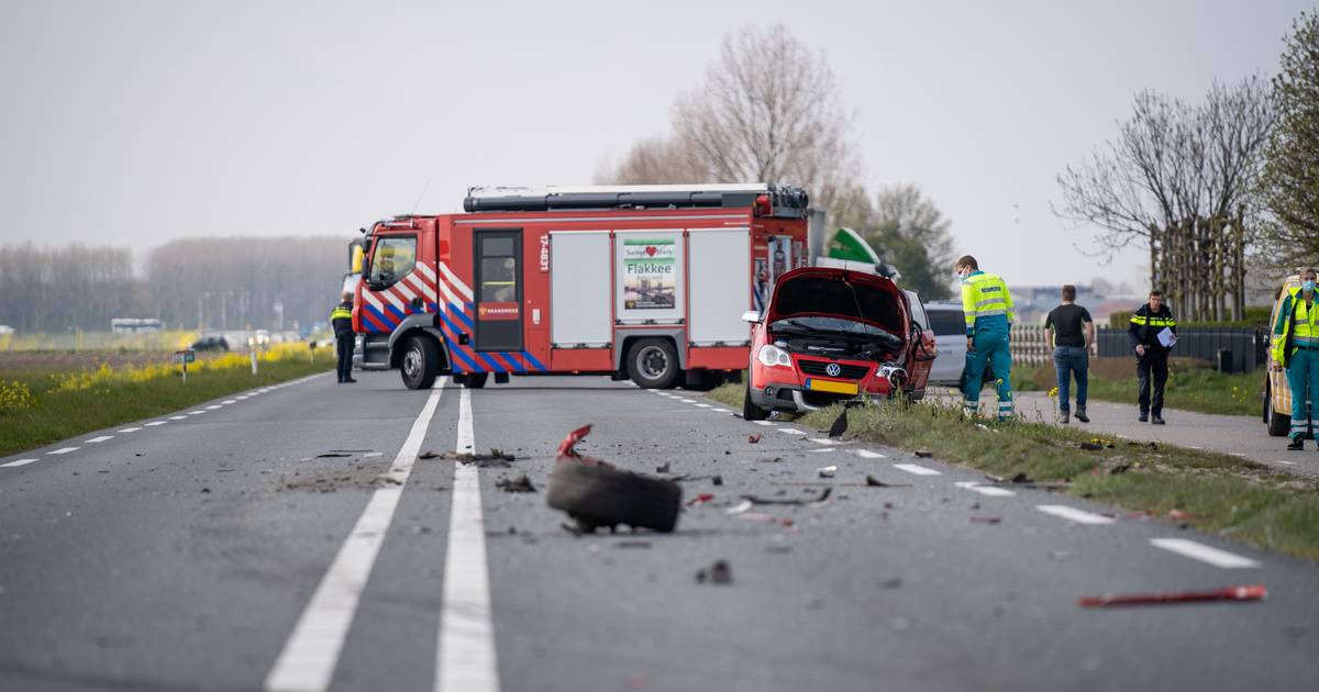 Bestuurder raakt zwaargewond na aanrijding met vrachtwagen in Oude-Tonge.