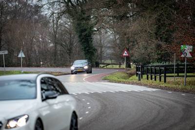 Aanwonenden Bornsestraat tussen Weerselo en Saasveld willen actie zien van gemeente: ‘Ga mijn kleink