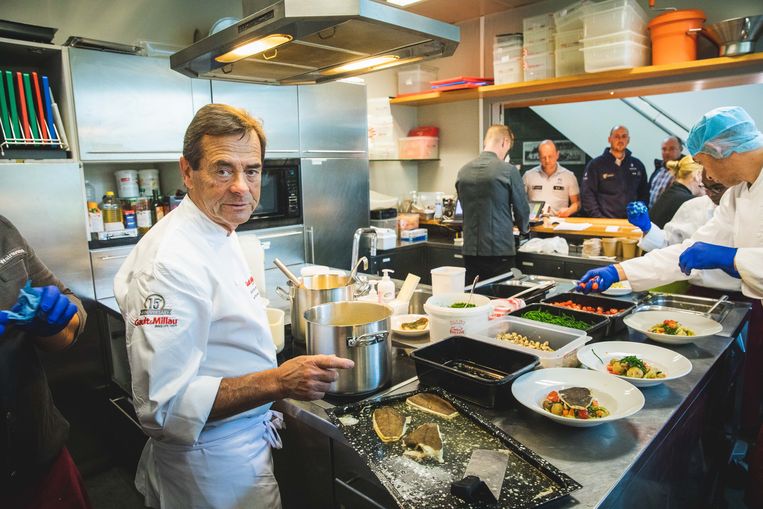 Chef Danny Horseele in de keuken van het sociaal restaurant in Nieuw Gent. Beeld Wannes Nimmegeers
