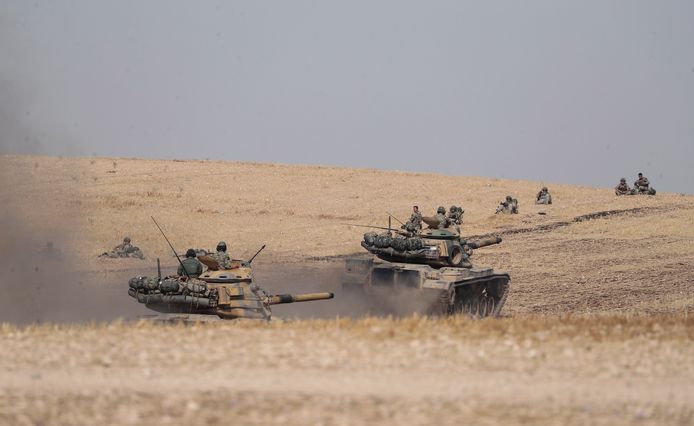 Turkse tanks in de buurt van Manbij in Syrië