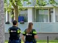 Archiefbeeld: politieagenten houden een woning in Moerwijk in de gaten.