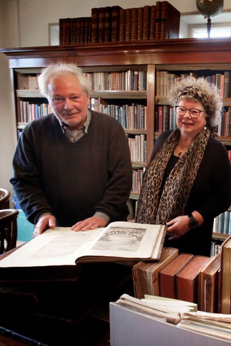 Gert Jan en Wilma handelen al veertig jaar in antiquarische boeken: ‘Dit exemplaar kost 5500 euro’

