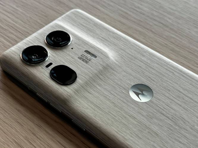 REVIEW. Deze telefoon van Motorola is met hout gemaakt: is dat je geld waard?
